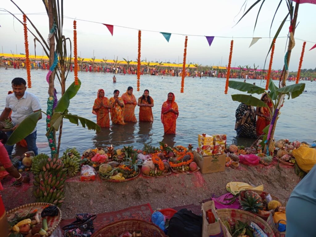 मेची नदीमा बिहानको अघ्र्य दिएसँगै छठ पर्व समापन